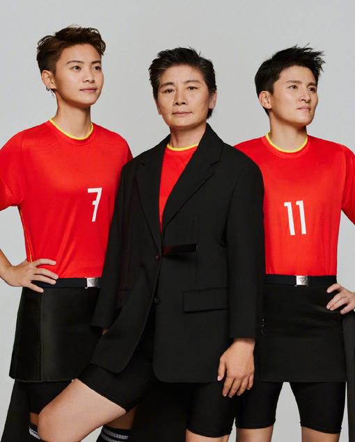 电影围绕落魄古三代许愿身负寻宝重任和家族使命，面对药不然的步步紧逼、神秘人老朝奉的暗中阻挠，一路破局解谜的过程